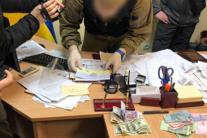 Працівник поліції Києва підозрюється в отриманні коштів за видачу дозволів на зброю