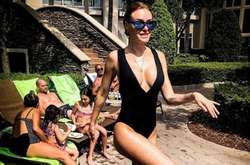 Леопардовый принт и глубокое декольте: Слава Каминская похвасталась идеальными формами в сети