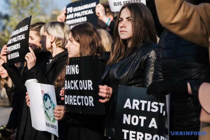 У Парижі відбулася акція на підтримку Сенцова та інших бранців Кремля