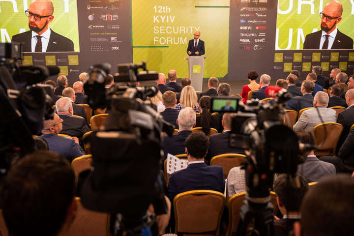 Яценюк присвятив Київський безпековий форум українським захисникам та Джону Маккейну