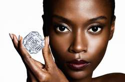 Самый большой в мире бесцветный бриллиант изумрудной огранки выставлен на продажу (фото)