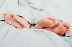 Психологи считают, что сон в разных комнатах спасает брак