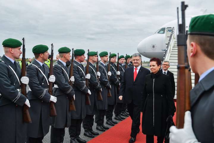 Порошенко прибув до Німеччини на зустріч з Меркель