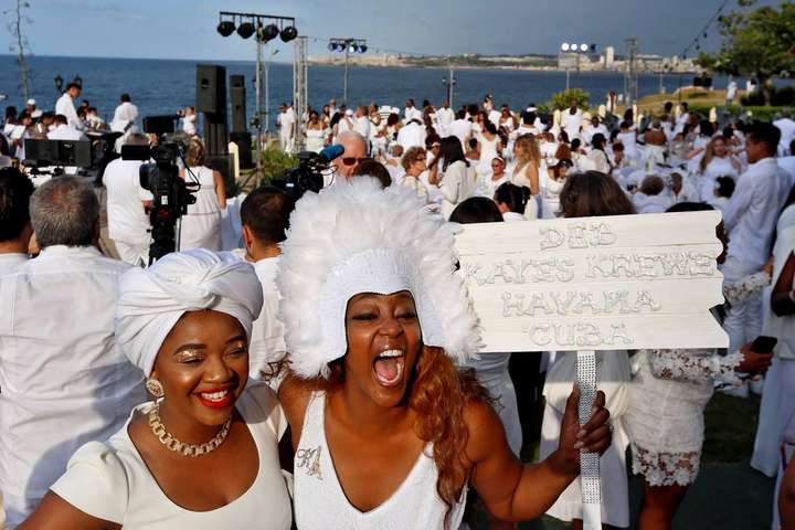 У Гавані відбулася традиційна секретна вечірка людей в білому