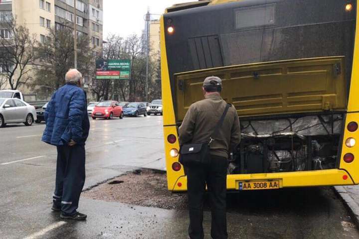 В Киеве автобус застрял в яме и не смог из нее самостоятельно выехать (фото)