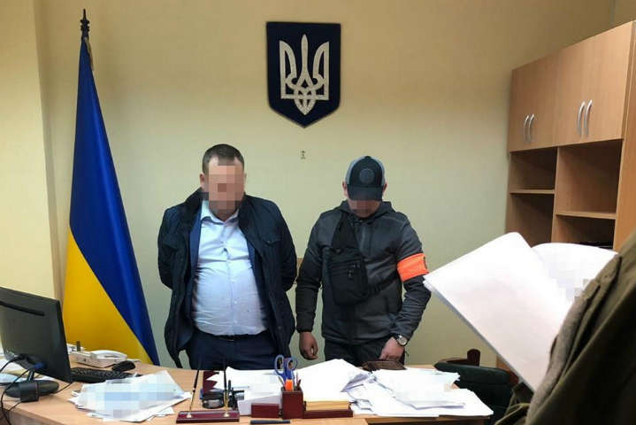 Посадовець Нацполіції у Києві сприяв незаконній видачі документів на придбання зброї