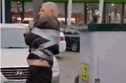 Буйного п'яного винуватця аварії і його п'яну пасажирку довелося заспокоювати присутнім водіям і персоналу заправки