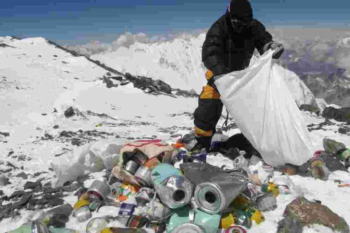 На Еверест відправлять команду для збору сміття