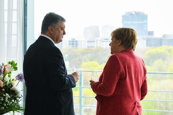 Порошенко з Меркель проводять прес-конференцію 
