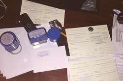 Під час обшуку вилучено понад 300 підроблених лікарських бланків, медичні книжки, листки непрацездатності, штампи комунальних підприємств міста Києва, 12 печаток лікарів