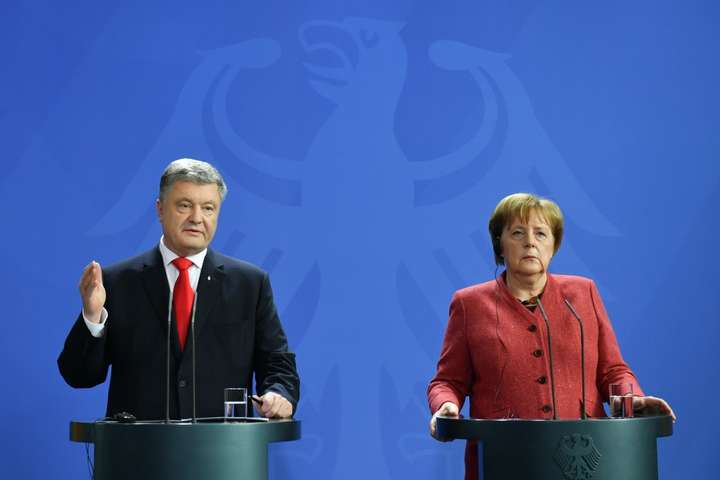 <p>Зустріч президента України Петра Порошенка з канцлером Німеччини Ангелою Меркель</p> - Нормандський формат себе виправдав, і він має бути продовжений, - Меркель