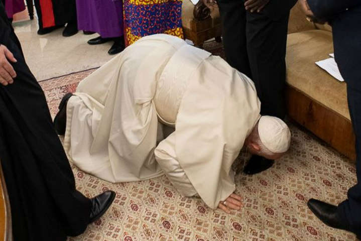 Папа Римський поцілував ноги лідерам Південного Судану заради збереження миру