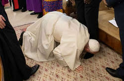 82-річний Папа, який страждає від хронічного болю в ногах, за допомогою своїх помічників став на коліна, щоб поцілувати ноги  лідерам Південного Судану  