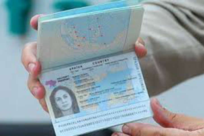 Українці цього року оформили вже мільйон закордонних біометричних паспортів