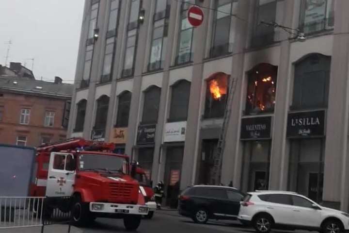 У центрі Львова відбулась пожежа в ТЦ «Магнус»