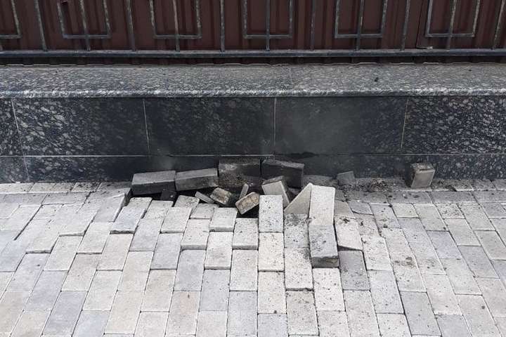 Поліція повідомила причину сьогоднішнього вибуху біля посольства Росії в Києві (фото)