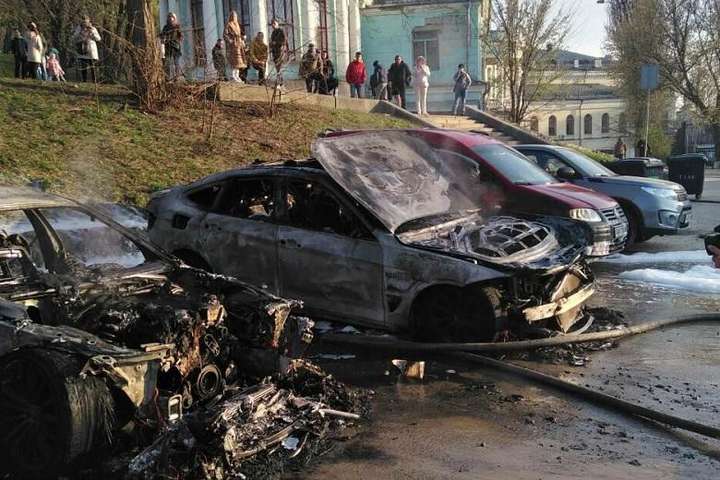 У Києві на Печерську невідомий підпалив два автомобілі (фото)