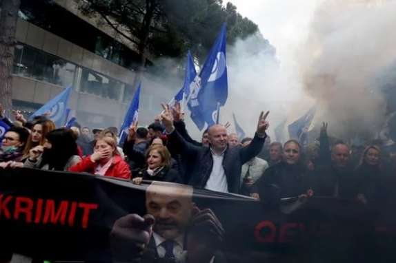 Антиурядові протести в Албанії: протестувальники штурмували будівлю парламенту, є поранені