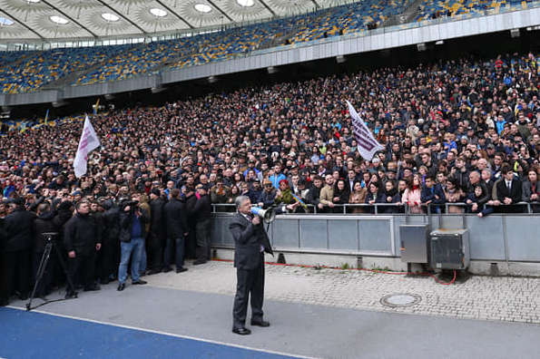 За даними організаторів, на дебати Порошенка і Зеленського зібрались 20 тис. людей (фото)