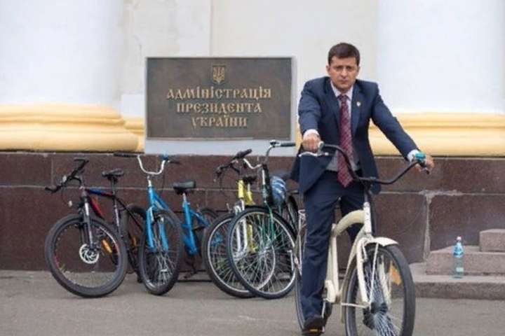 «Ви хочете, щоби мене грохнули?»: Зеленський пояснив, чому не їздить на велосипеді