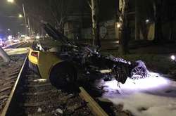 В Одесі на трамвайних коліях дотла згорів спорткар (фото)