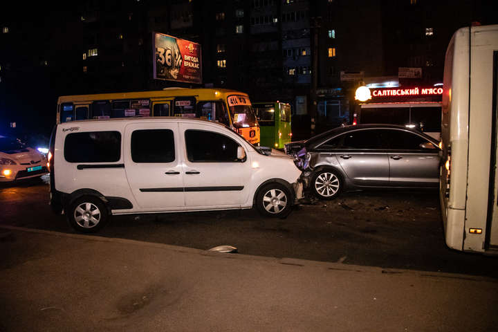 На Харківському шосе водій Renault протаранив Audi і знепритомнів (фото, відео)