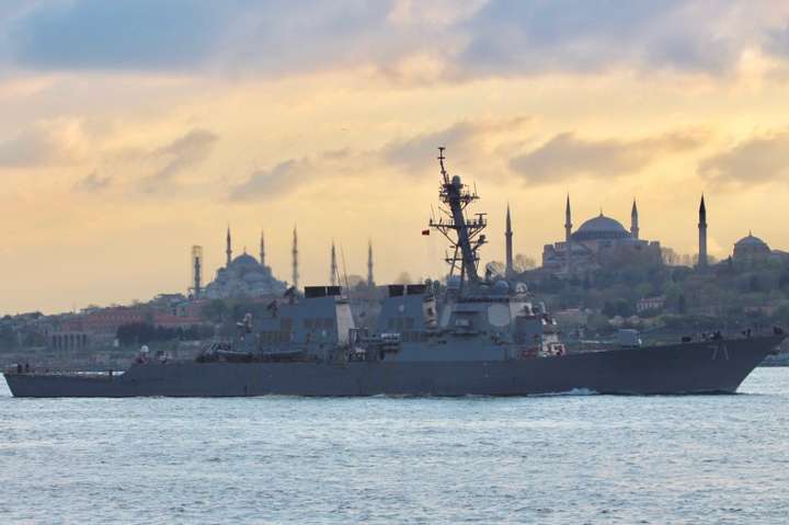 Есмінець USS Ross увійшов в акваторію Чорного моря 