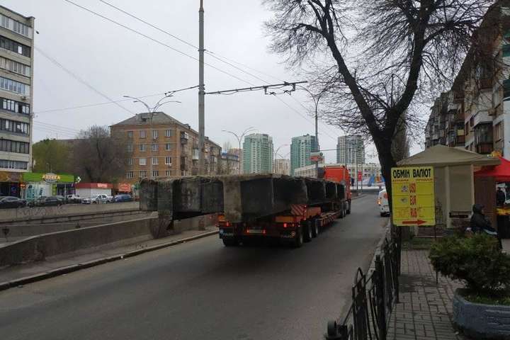 Рештки Шулявського мосту вивозять вантажівками (фото)