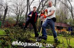 Моржі Одеси провели суботник у зоопарку