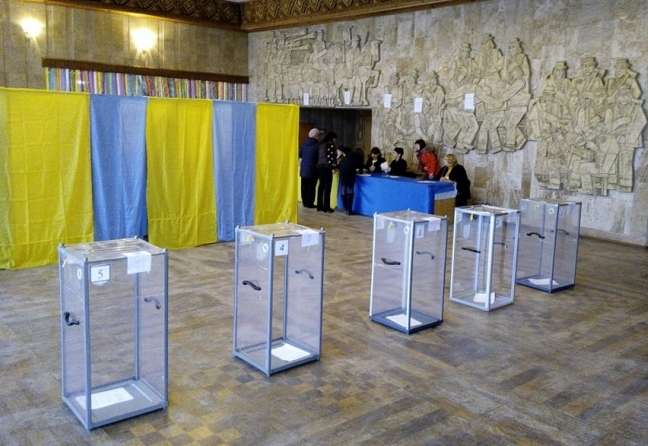 ЦВК запрошує українців попрацювати у виборчих комісіях