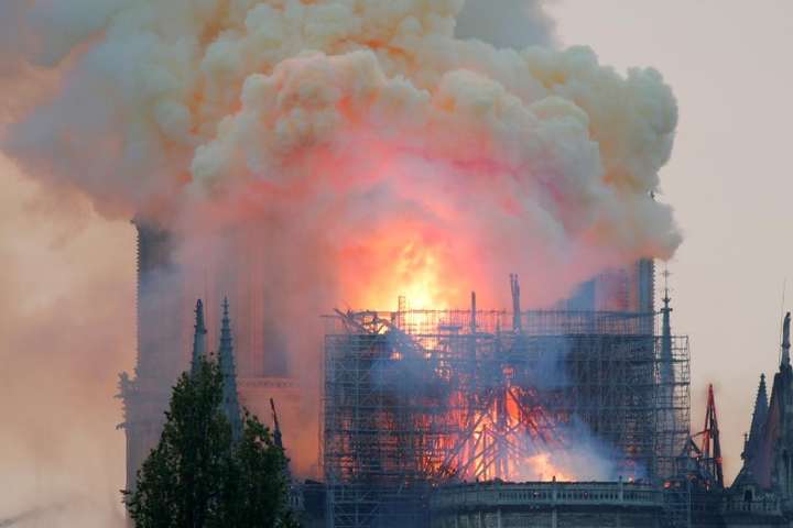 Макрон скасував звернення до нації через пожежу в Соборі Паризької Богоматері