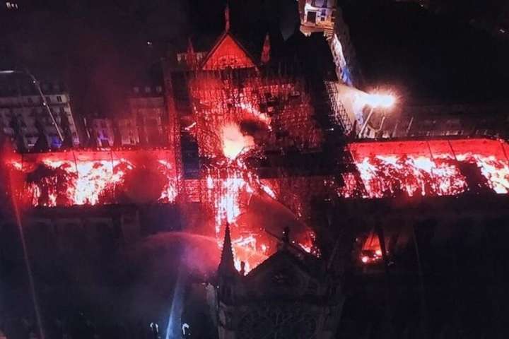 Пожежники: основу Собору Паризької Богоматері вдалось зберегти