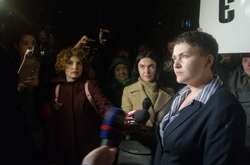  Надія Савченко на виході із Броварського суду 