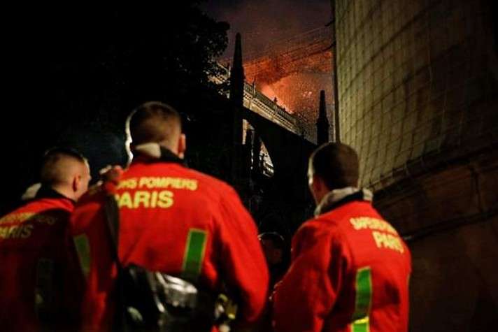 Пожежа у Парижі: один рятувальник серйозно постраждав