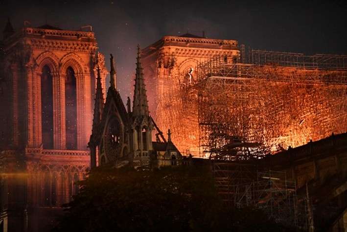 «Вдалося уникнути гіршого»: Макрон пообіцяв відновити Собор Паризької Богоматері