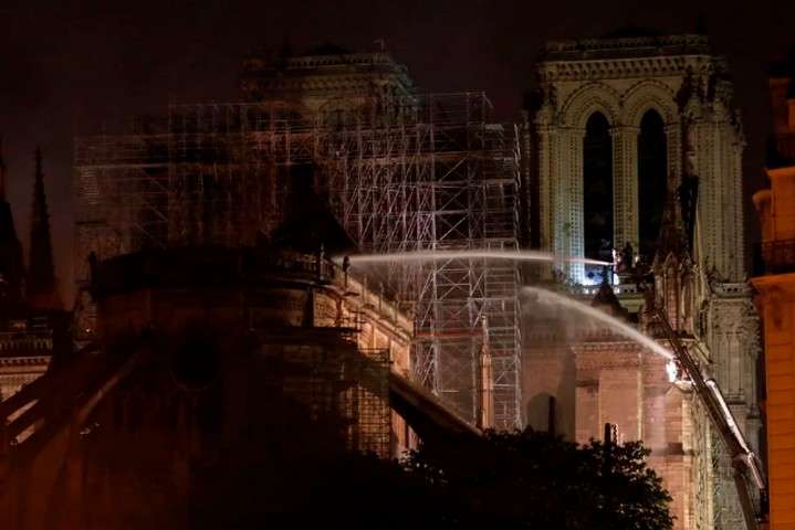 Пожежа в Соборі Паризької Богоматері локалізована