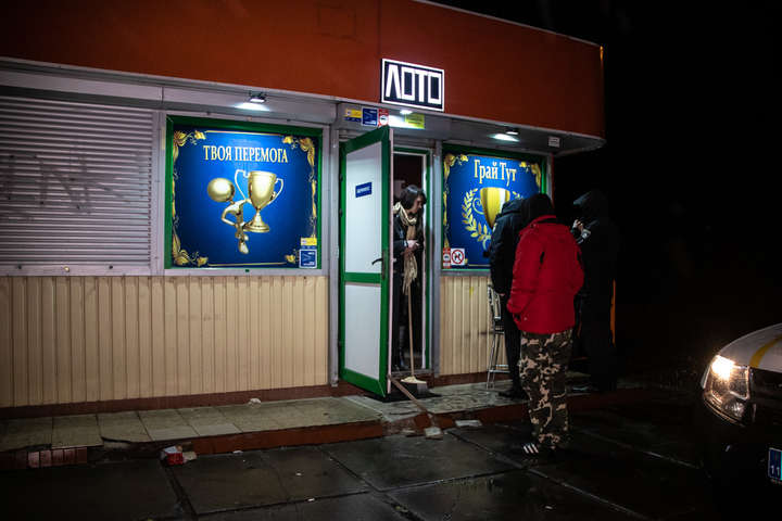 У Києві невідомий кинув димову шашку в кіоск з ігровими автоматами (фото)