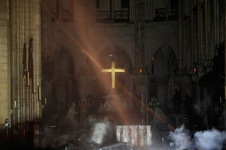Собор Паризької Богоматері після пожежі: з’явилися фото зсередини