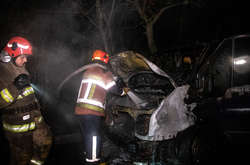 У дворі будинку в Києві згорів мікроавтобус (фото)