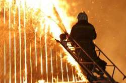 У селі на Вінниччині згорів гараж, будинок пожежні врятували