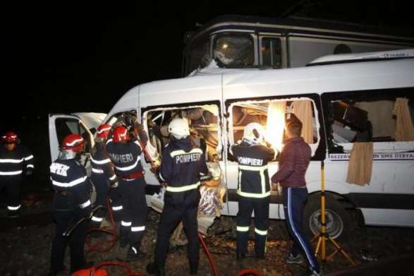 У Румунії мікроавтобус зіткнувся з поїздом