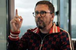  Прокуратура обвинувачує блогера Анатолія Шарія у тому, що він у 2011 році відкрив вогонь з пістолета під час конфлікту в McDonald's з відвідувачем 