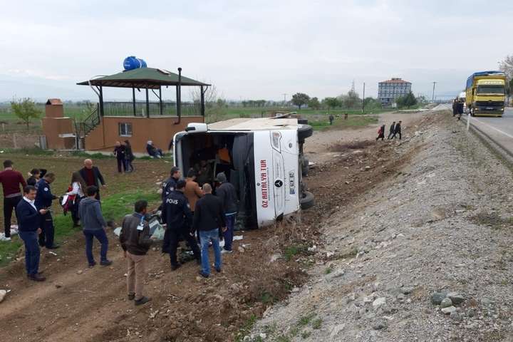 В Турции перевернулся автобус с детьми, пострадали 34 человека