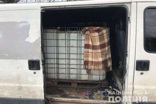 Під Києвом поліція зловила чолов’ягу, який крав дизпаливо з вантажівок