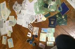 Під час обшуку виявлено паспорти, копії паспортів, сім-картки операторів мобільного зв’язку, фотокартки осіб для вклеювання в паспорти, печатки, мобільні телефони, грошові кошти
