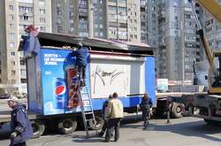 Шиномонтажі, павільйони, лавки-причепи: у Києві демонтували ще 40 МАФів (фото)