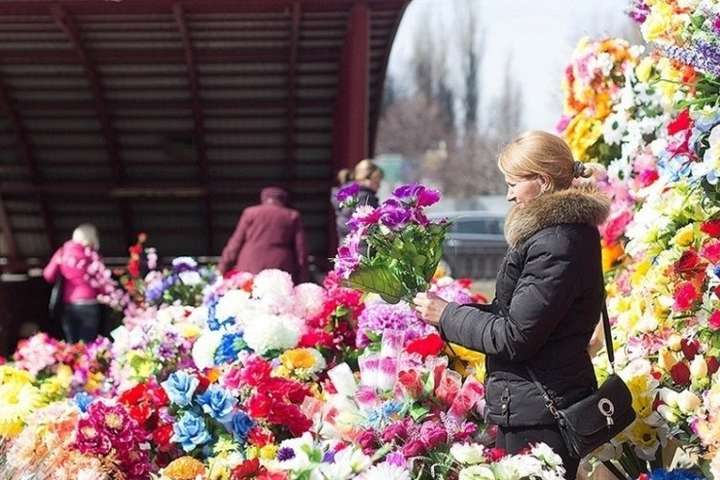 Мінекології закликає українців не купувати пластикові квіти і вінки 