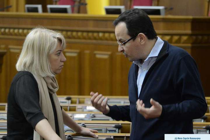 Лідер фракції Самопоміч Олег Березюк і Альона Бабак. Фото: сайт Верховної Ради - «Самопоміч», радикали і Опоблок не проходять у Раду – соцопитування