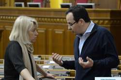 Лідер фракції Самопоміч Олег Березюк і Альона Бабак. Фото: сайт Верховної Ради