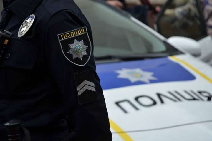 На Київщині агресивний водій вдарив головою поліцейського